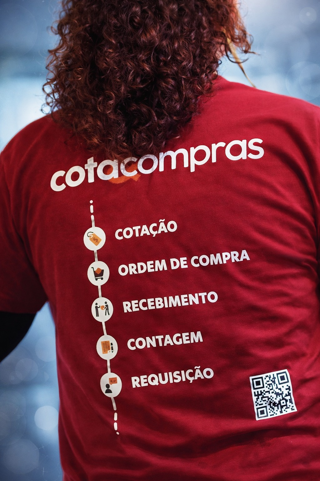 Camiseta do CotaCompras com as etapas cotação, ordem de compra, recebimento, contagem e requisição
