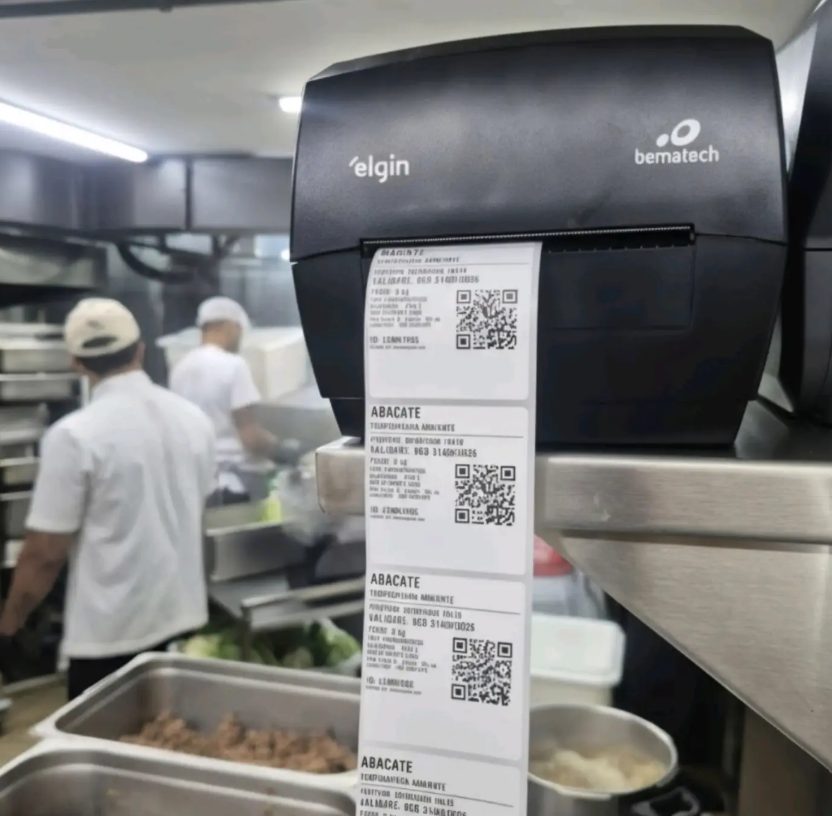 Impressora térmica na cozinha imprimindo etiquetas do Etiqs com QR
